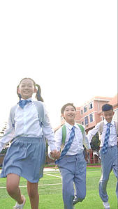 放学后背书包的孩子们牵手开心奔跑升格视频视频的预览图