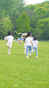 儿童追逐放风筝视频的预览图