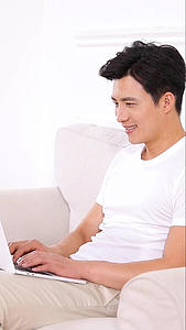 居家男青年使用电脑聊天视频的预览图