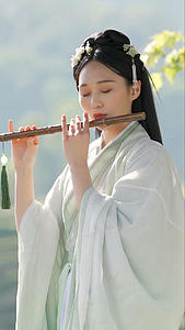 汉服古装美女吹竹笛短笛视频的预览图