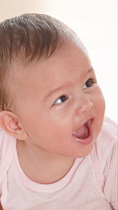 外国婴儿可爱表情视频的预览图