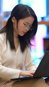图书馆使用笔记本电脑学习的女生视频的预览图