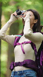 森林户外远足登山美女使用相机拍摄视频的预览图