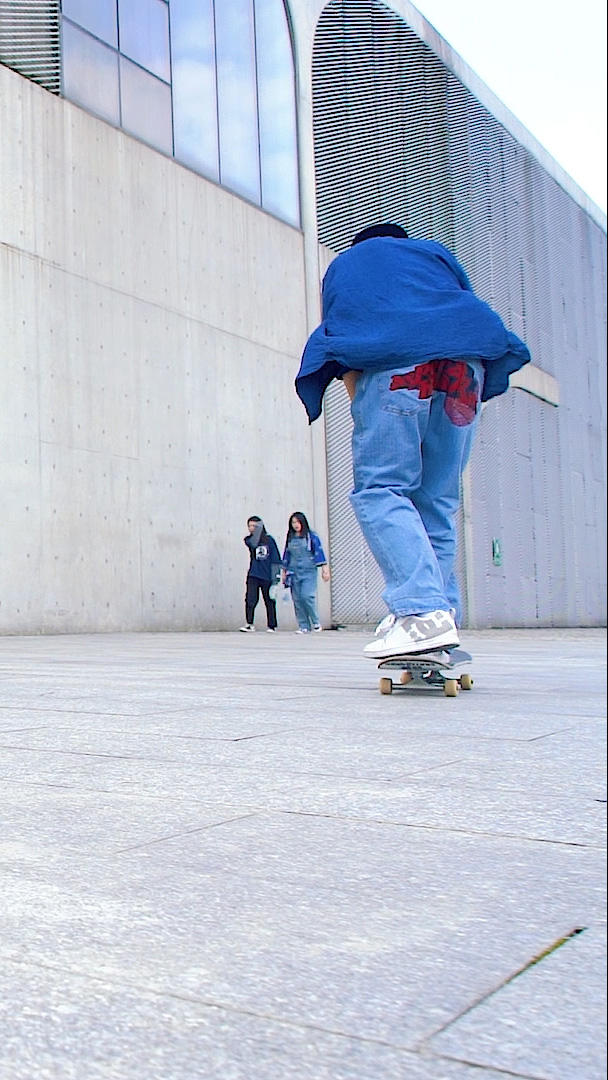 滑板男孩翻板运动视频的预览图
