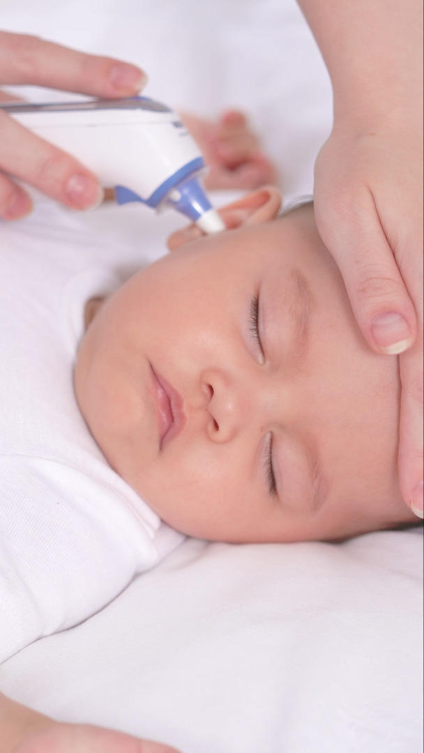 婴儿发烧测量体温视频的预览图