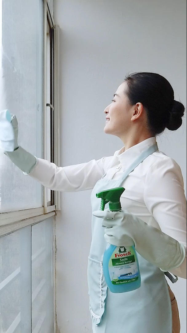 家政服务打扫卫生擦玻璃视频的预览图