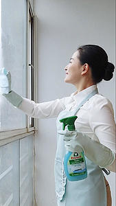 家政服务打扫卫生擦玻璃视频的预览图