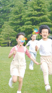 儿童追逐奔跑视频的预览图