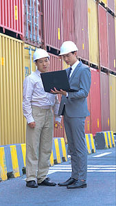 经理和工程师在货运码头讨论视频的预览图