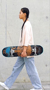 手拿滑板的少女视频的预览图
