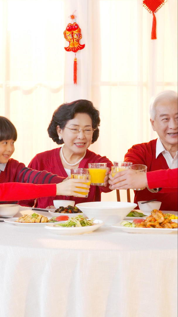 新年春节一家人吃年夜饭碰杯庆祝新年视频的预览图