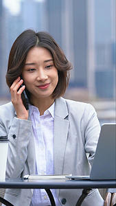 户外商务女性办公接电话打电话视频的预览图