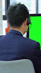 商业客服使用绿幕电脑视频抠像视频的预览图