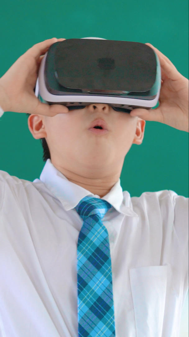 戴VR眼镜的男生视频的预览图
