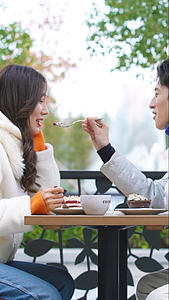 冬季户外情侣聊天交流吃甜品视频的预览图