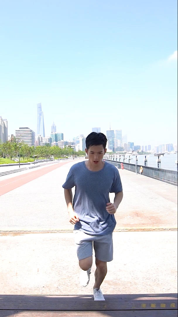 男青年跑步结束休息视频的预览图