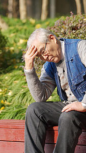 户外老年人头晕头疼高血压视频的预览图