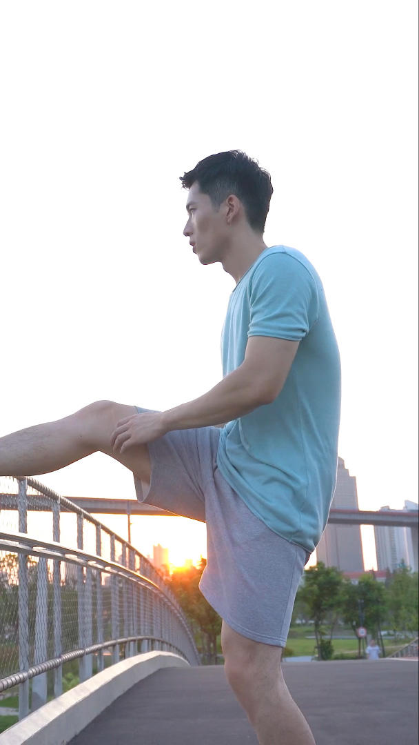 男青年压腿热身视频的预览图