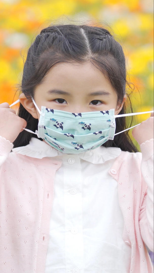 疫情结束小女孩摘下口罩微笑视频的预览图