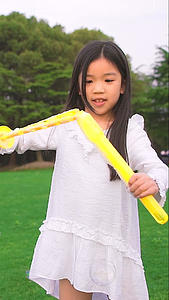 儿童开心的玩泡泡剑视频的预览图