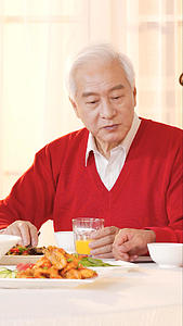 年夜饭爷爷和长辈一起吃饭聊天视频的预览图