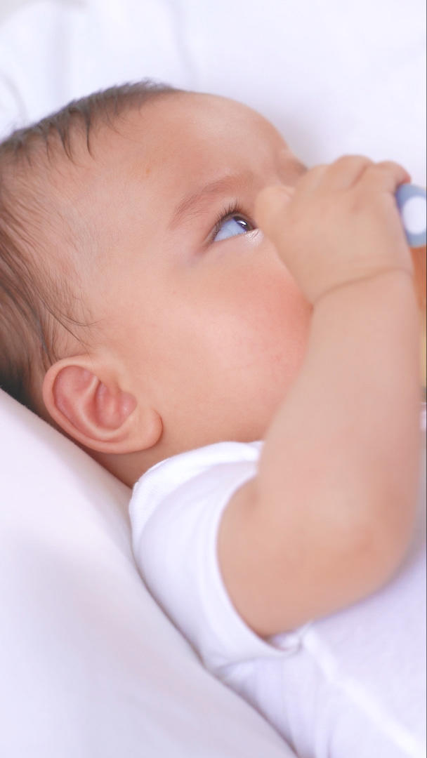 婴儿喝奶瓶视频的预览图