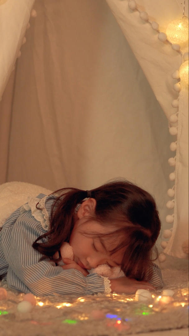 小帐篷里睡着的小女孩视频的预览图
