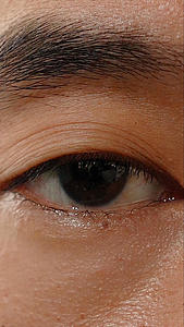 男性眼睛特写视频的预览图