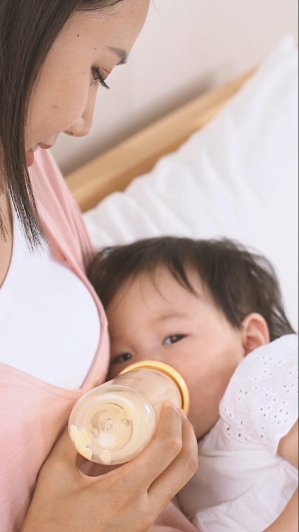 母亲给宝宝喂奶视频的预览图