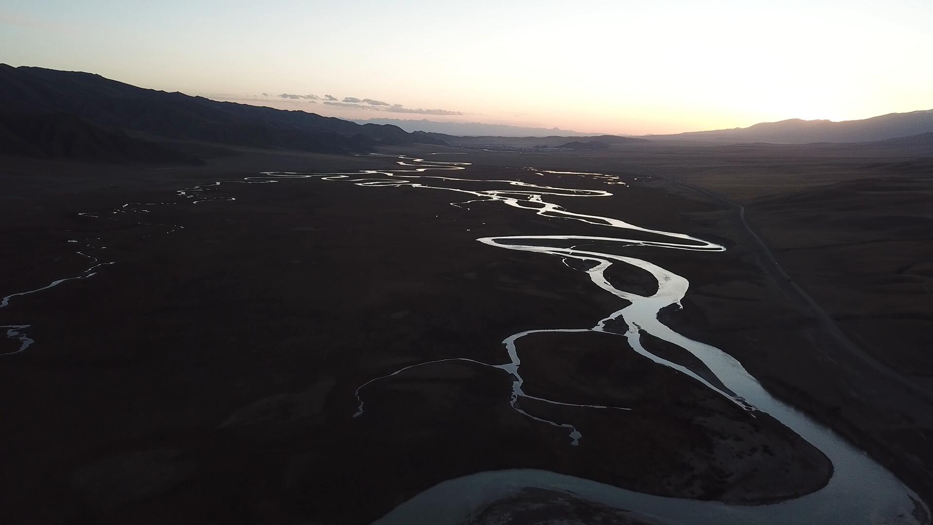 夕阳下的新疆独库公路4K航拍视频的预览图