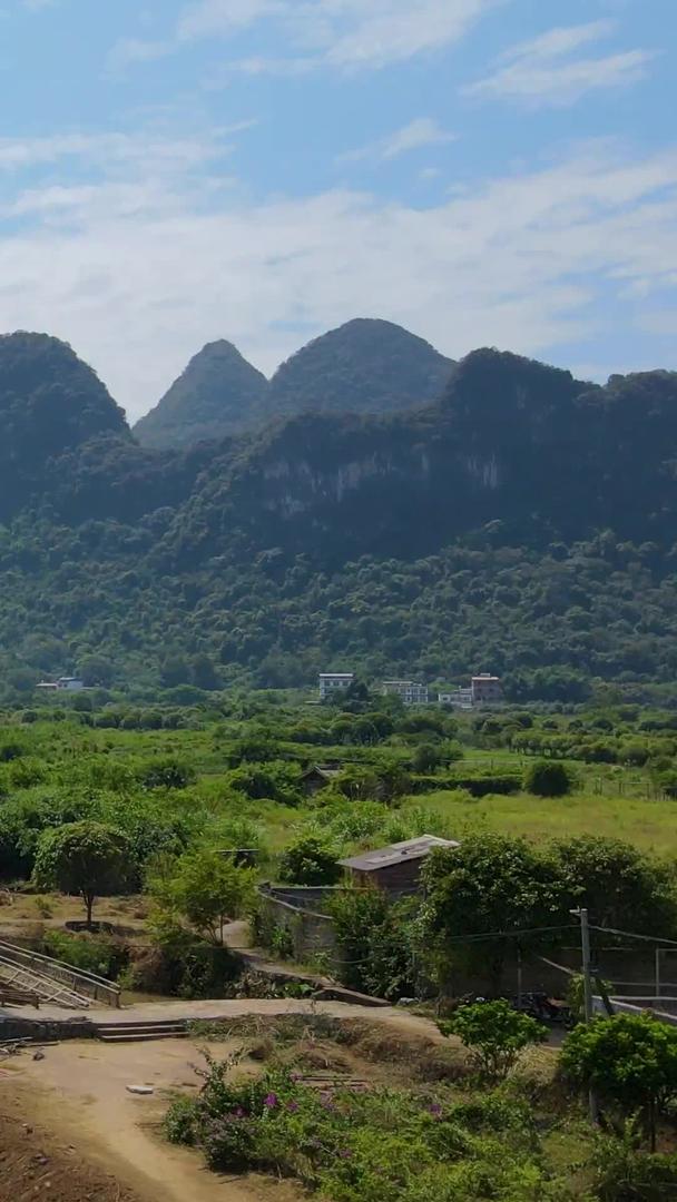 桂林山水风光在广西喀斯特地貌中视频的预览图