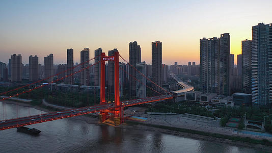 航拍风光城市天空夕阳落日余晖下的长江江景鹦鹉洲长江大桥素材视频的预览图