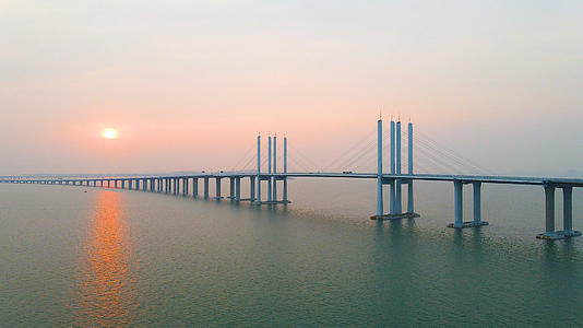 4K航拍落日跨海大桥视频的预览图