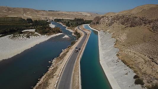 新疆喀拉峻大峡谷公路4K航拍视频的预览图