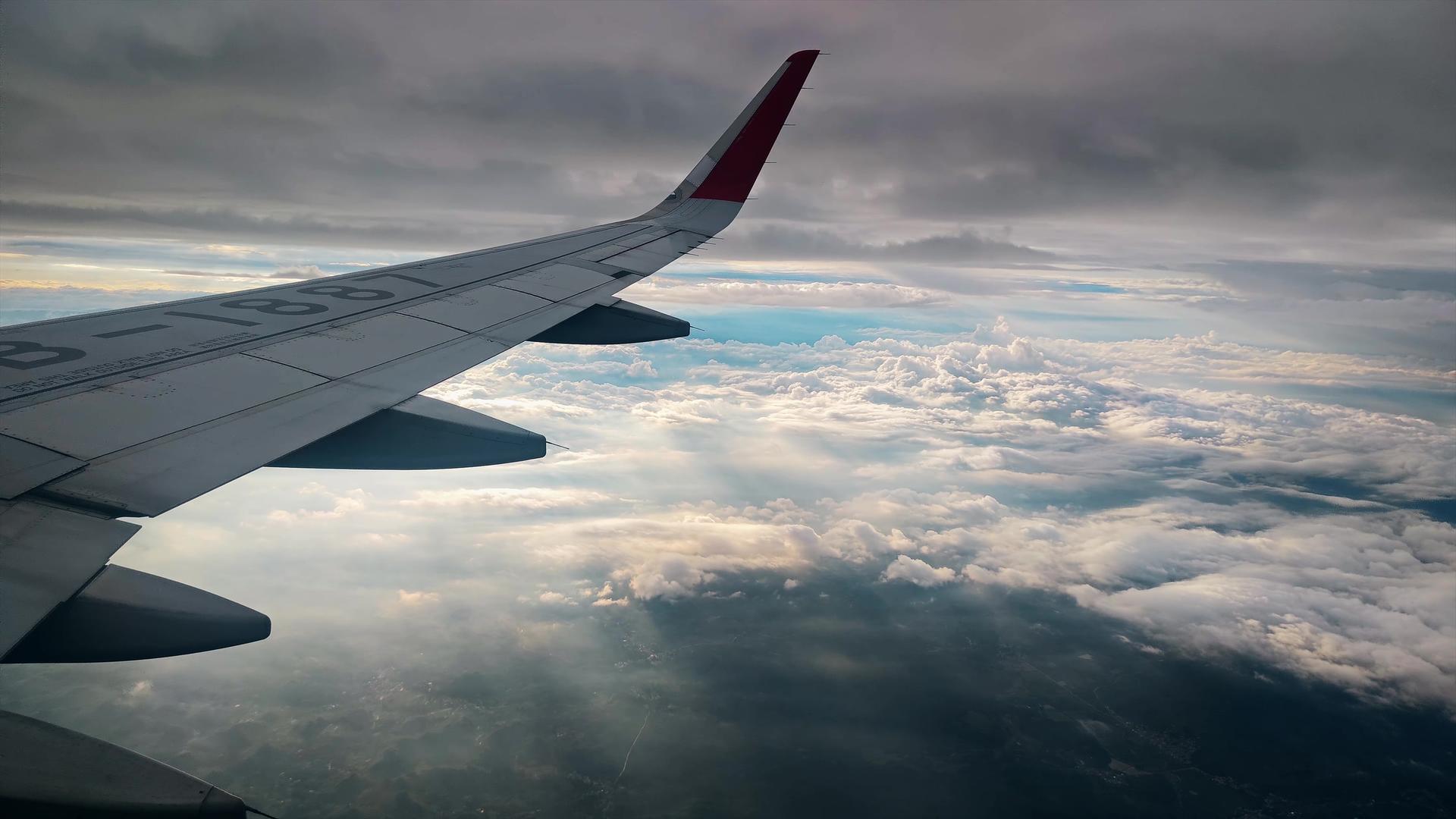4K路途中客机云层夹缝中耶稣光丁达尔效应视频的预览图