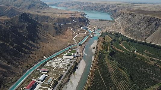 新疆喀拉峻大峡谷中的城镇4K航拍视频的预览图