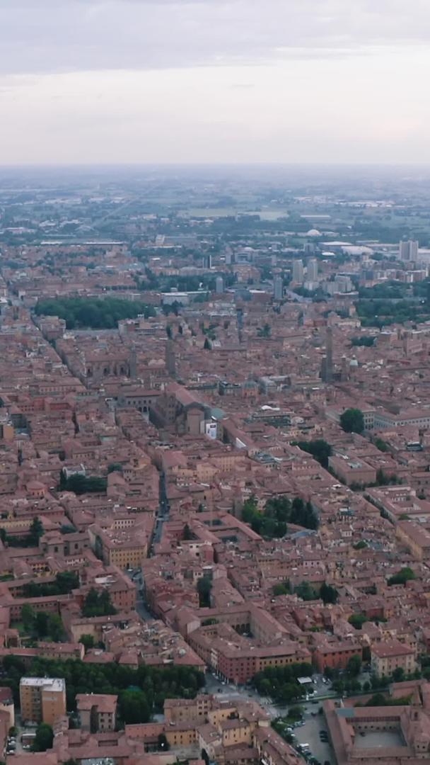 全景意大利博洛尼亚市中心视频的预览图