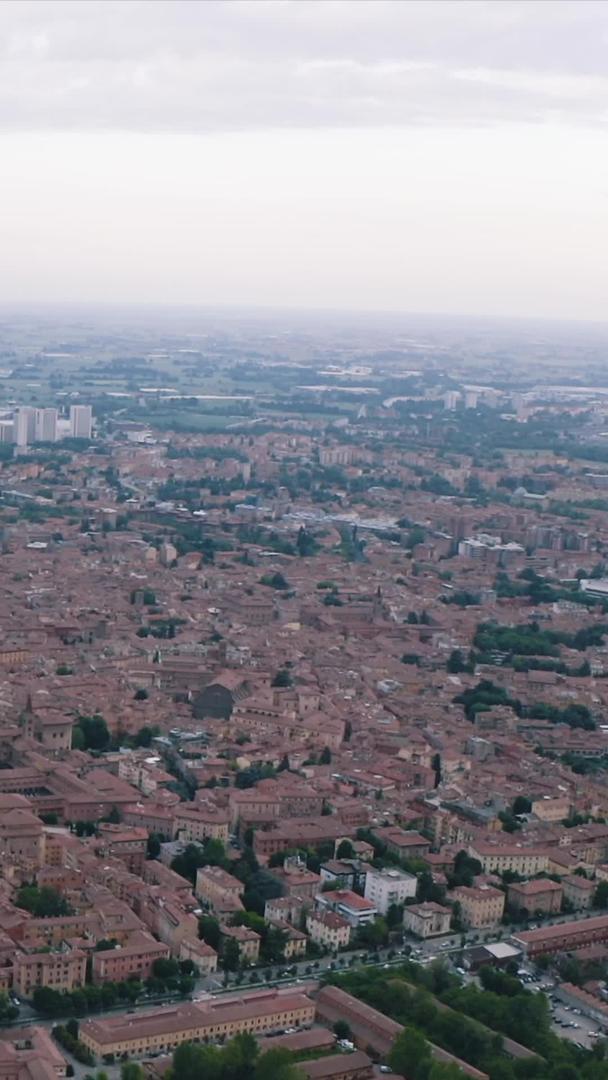全景意大利博洛尼亚市中心视频的预览图