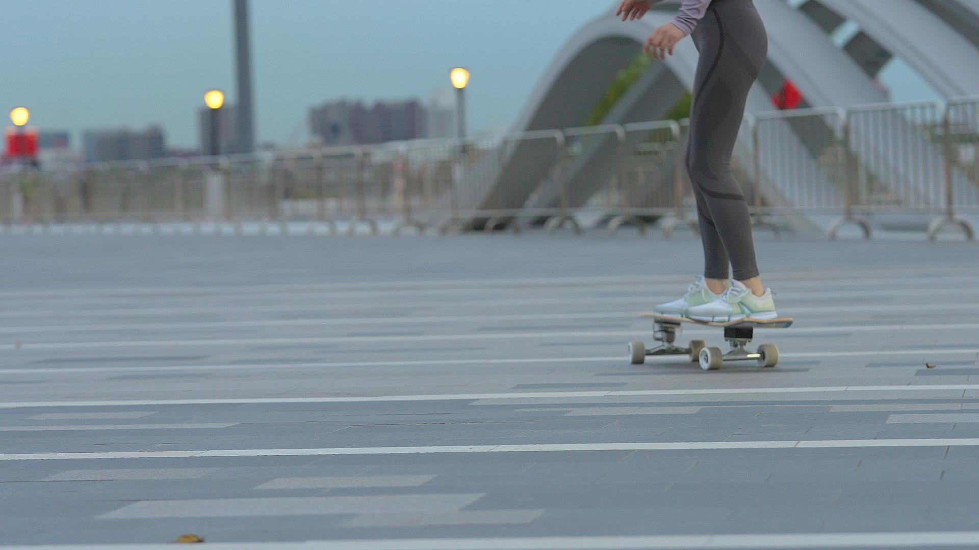女孩滑板运动视频的预览图
