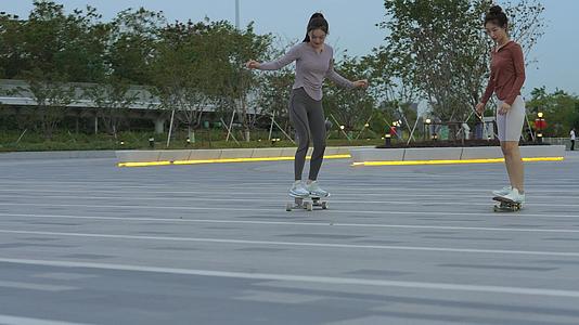 女孩滑板运动视频的预览图