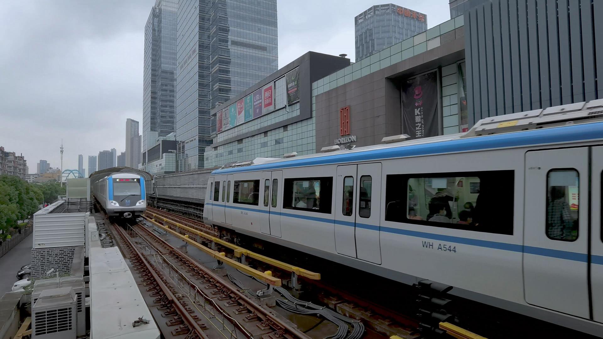 4K城市轨道交通轻轨列车进出站视频视频的预览图