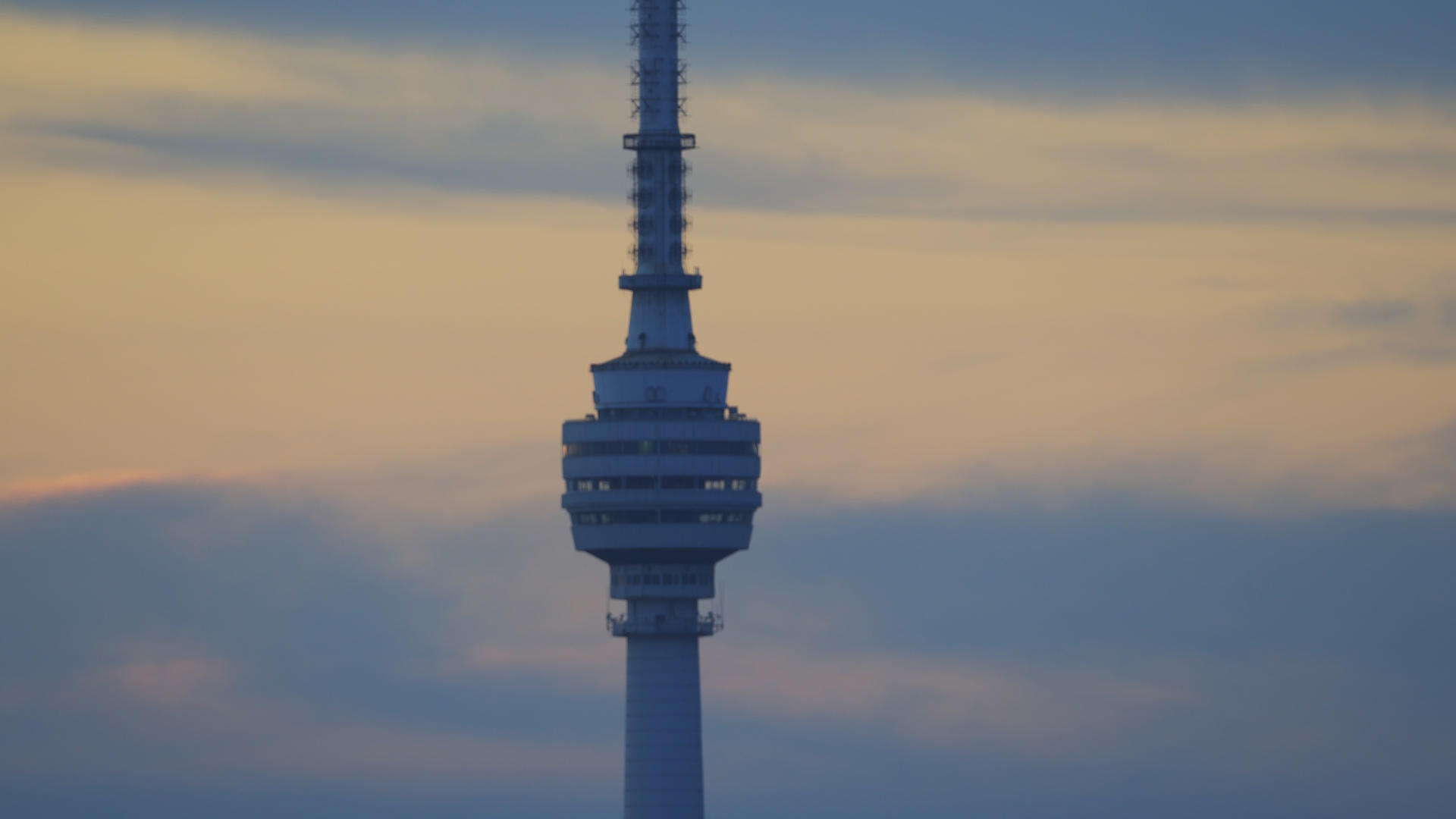 航拍城市夕阳晚霞落日天空下地标天际线5G信号塔科技4k素材视频的预览图