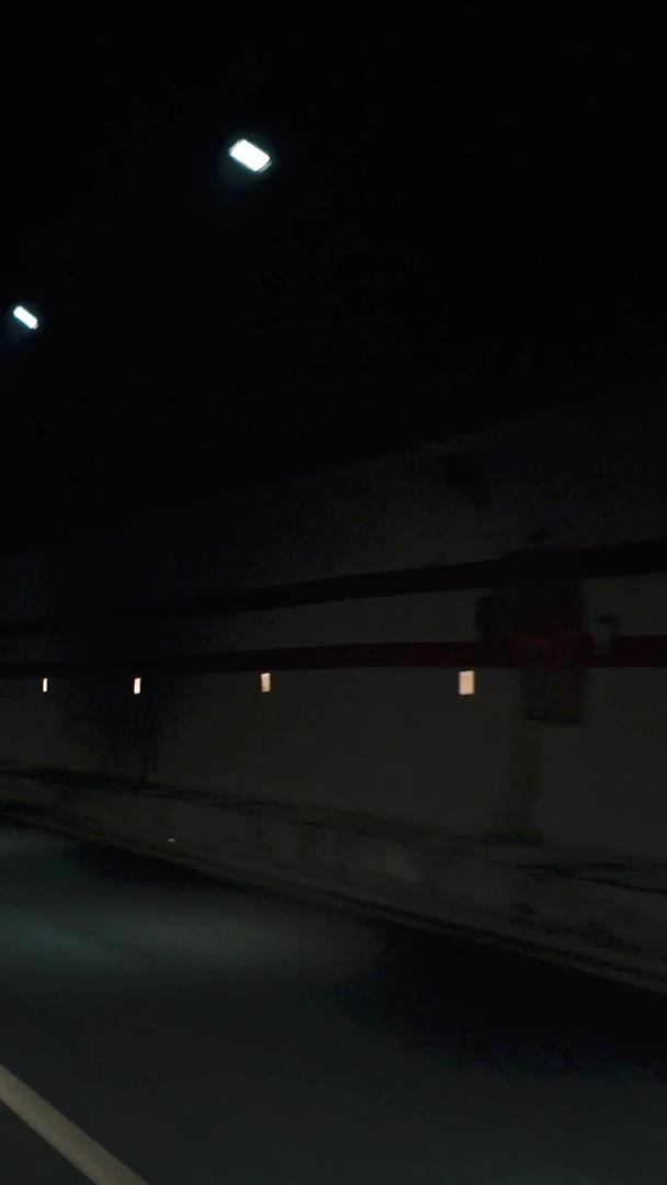 在实拍隧道里飞驰的急救车视频的预览图