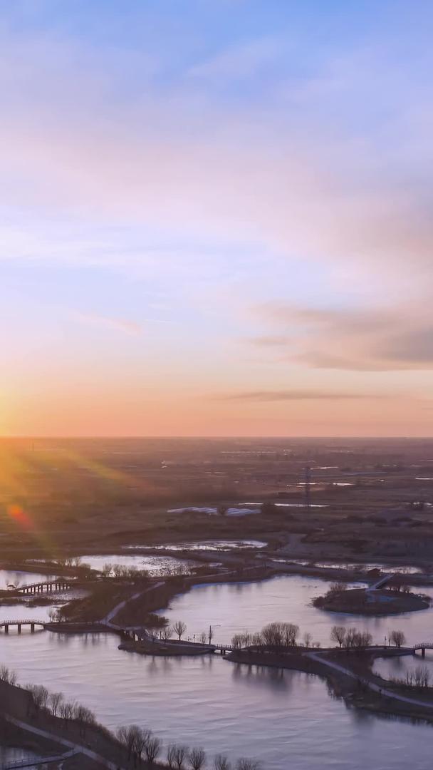 延迟航拍草原湿地夕阳余晖视频的预览图