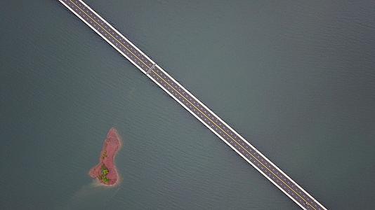 千岛湖公路大桥垂直4K航拍视频的预览图