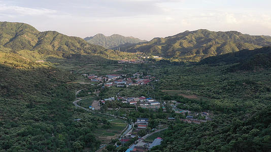 山里的自然村落视频的预览图