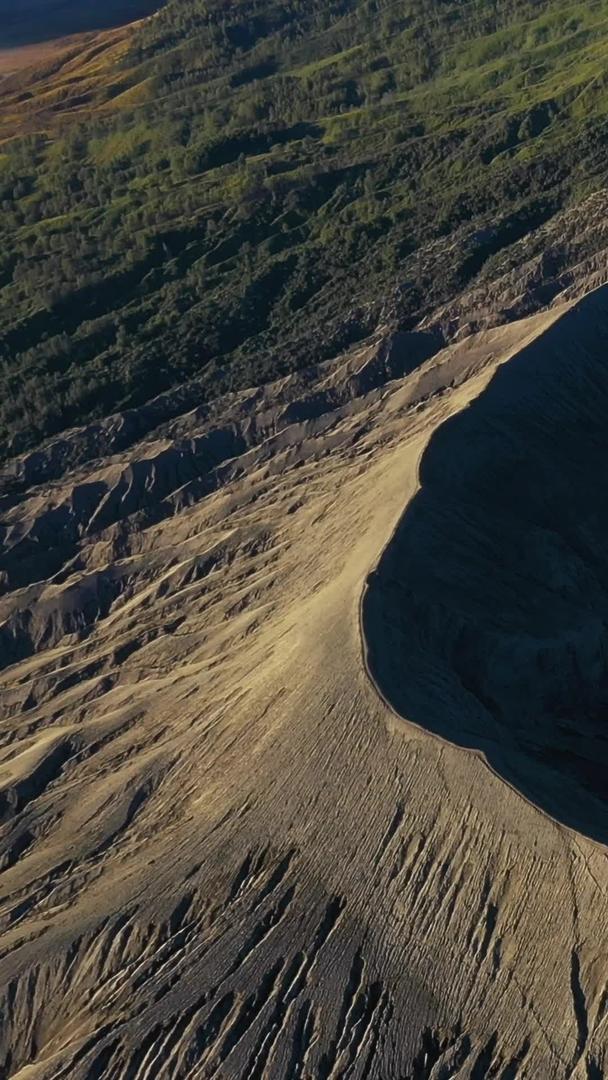 航拍视频在布罗莫火山爆发前夕视频的预览图
