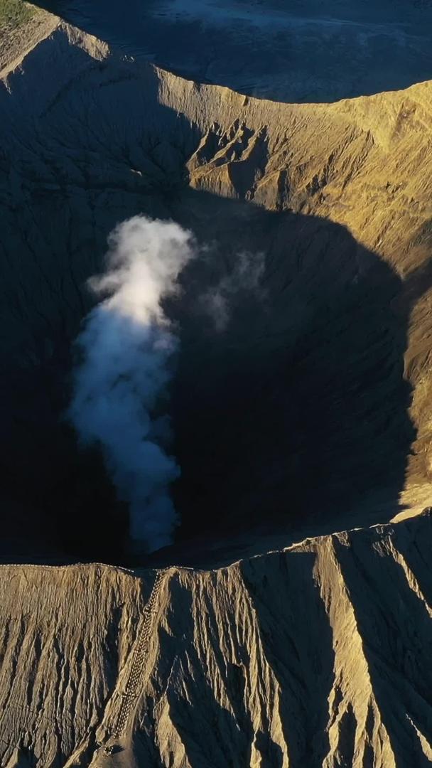 航拍视频在布罗莫火山爆发前夕视频的预览图