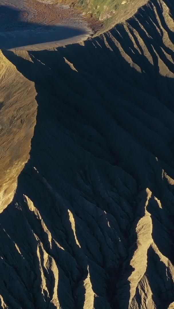 航拍视频在布罗莫火山爆发前夕视频的预览图