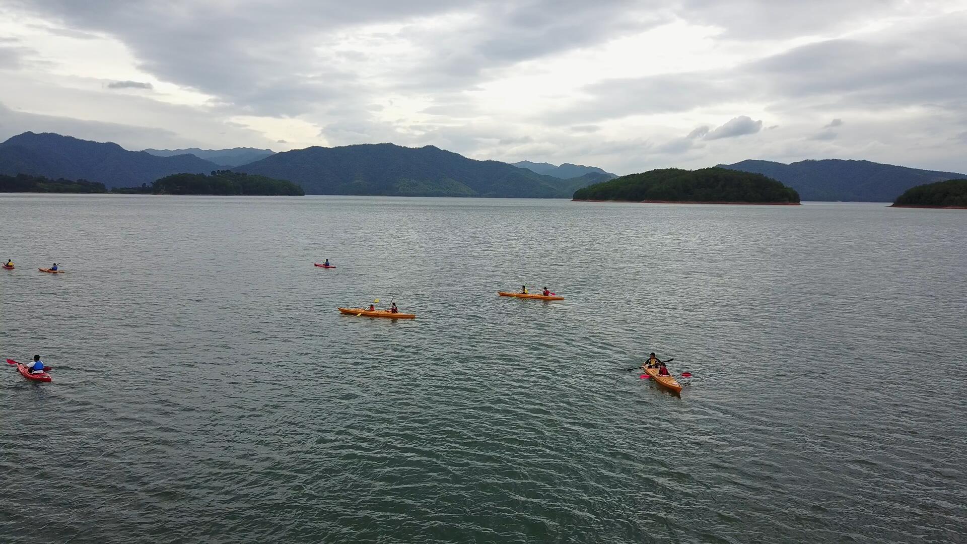 4K千岛湖上皮划艇航拍视频的预览图